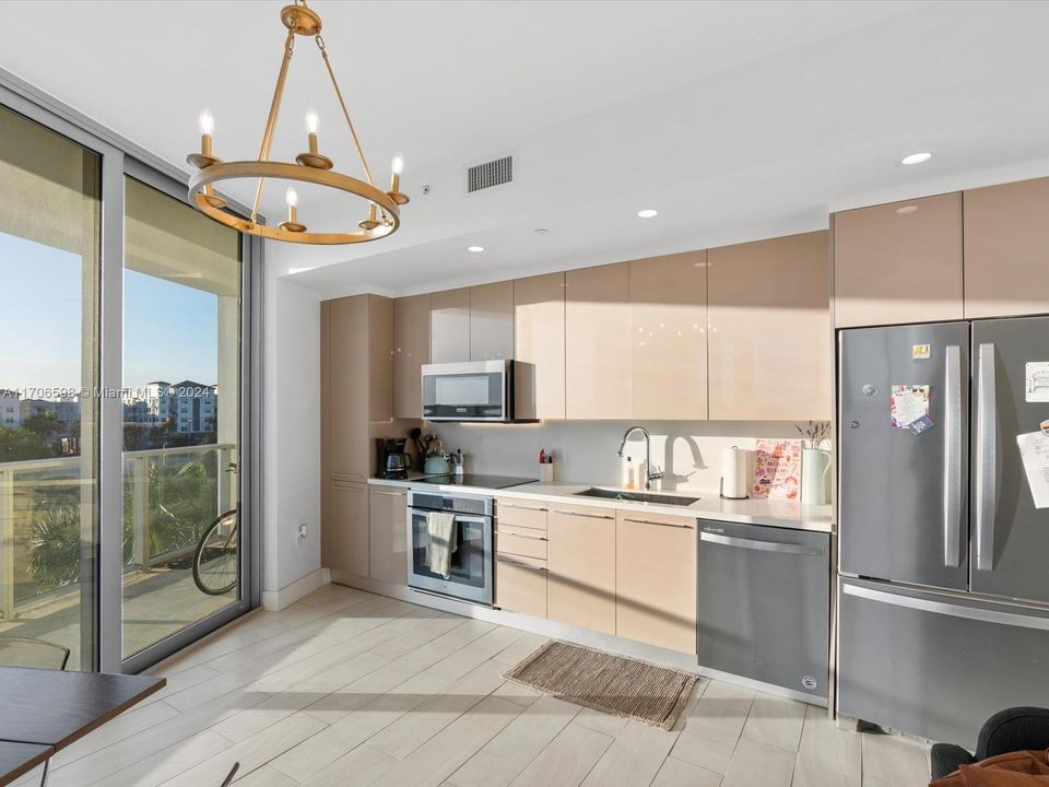 For Sale: $599,000 (2 beds, 2 baths, 968 Square Feet)