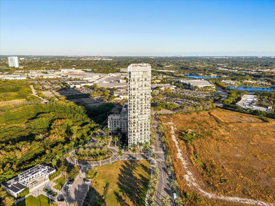 For Sale: $599,000 (2 beds, 2 baths, 968 Square Feet)