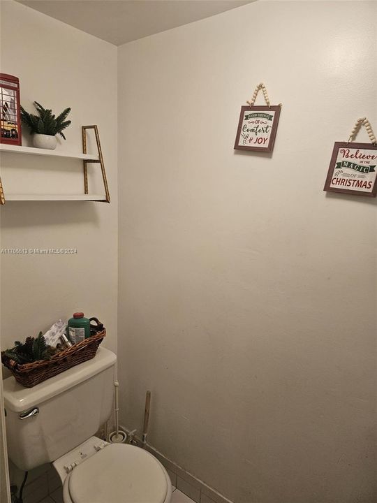 1/2 Bathroom