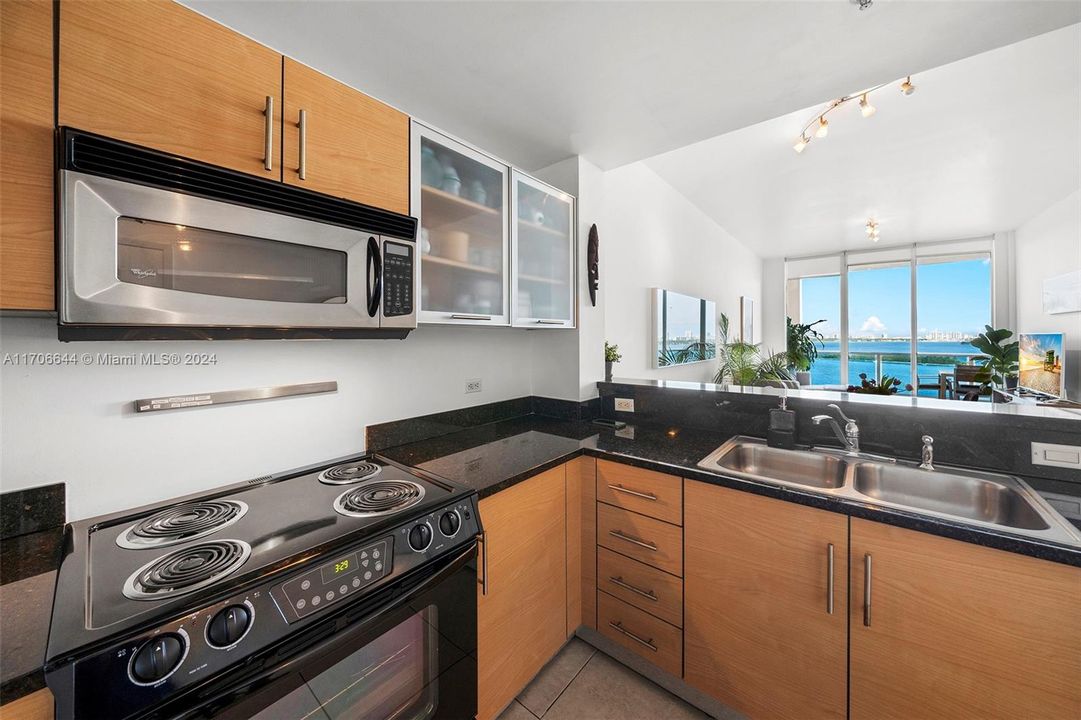 For Sale: $575,000 (1 beds, 1 baths, 850 Square Feet)