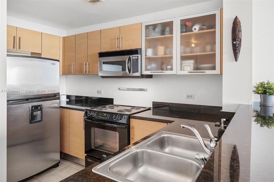 For Sale: $575,000 (1 beds, 1 baths, 850 Square Feet)