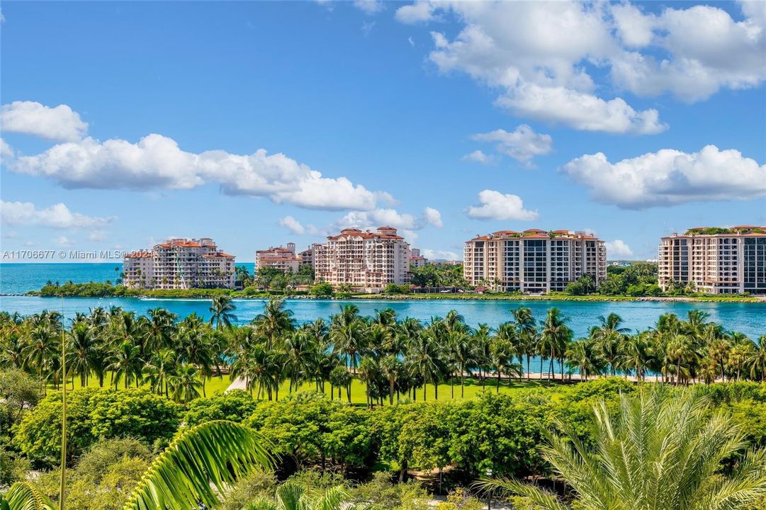 Balcony direct Views of the bay and Fisher Island and