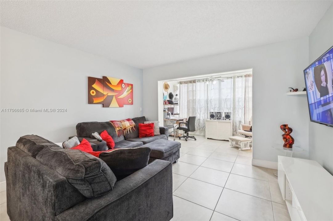 For Sale: $149,000 (2 beds, 2 baths, 958 Square Feet)