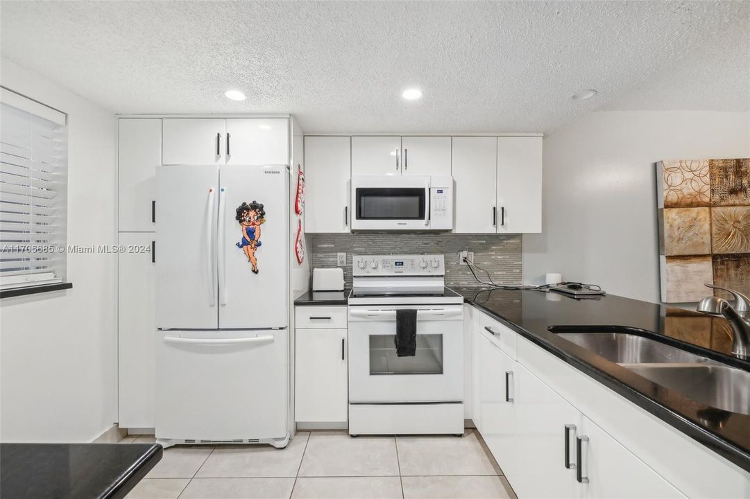 For Sale: $149,000 (2 beds, 2 baths, 958 Square Feet)