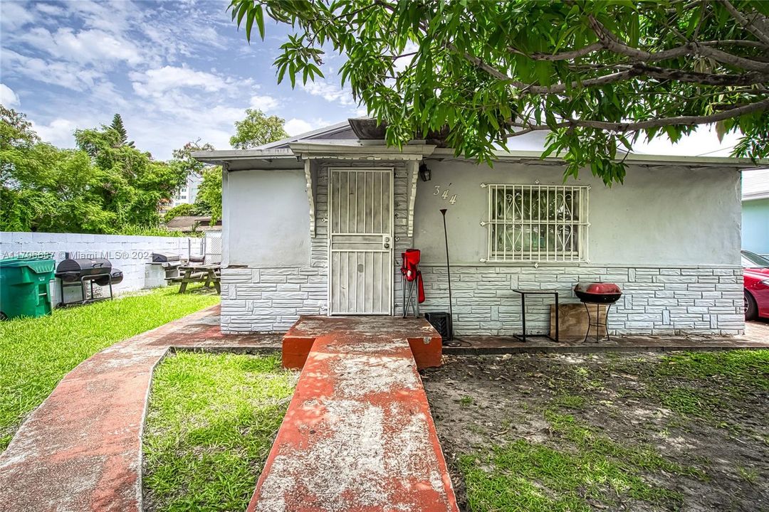 For Sale: $550,000 (3 beds, 2 baths, 1258 Square Feet)