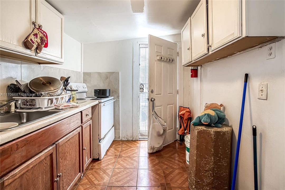 For Sale: $550,000 (3 beds, 2 baths, 1258 Square Feet)