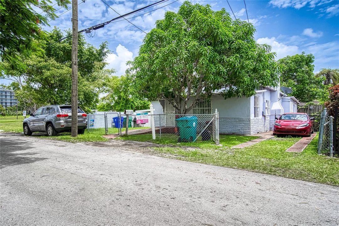 For Sale: $550,000 (3 beds, 2 baths, 1258 Square Feet)