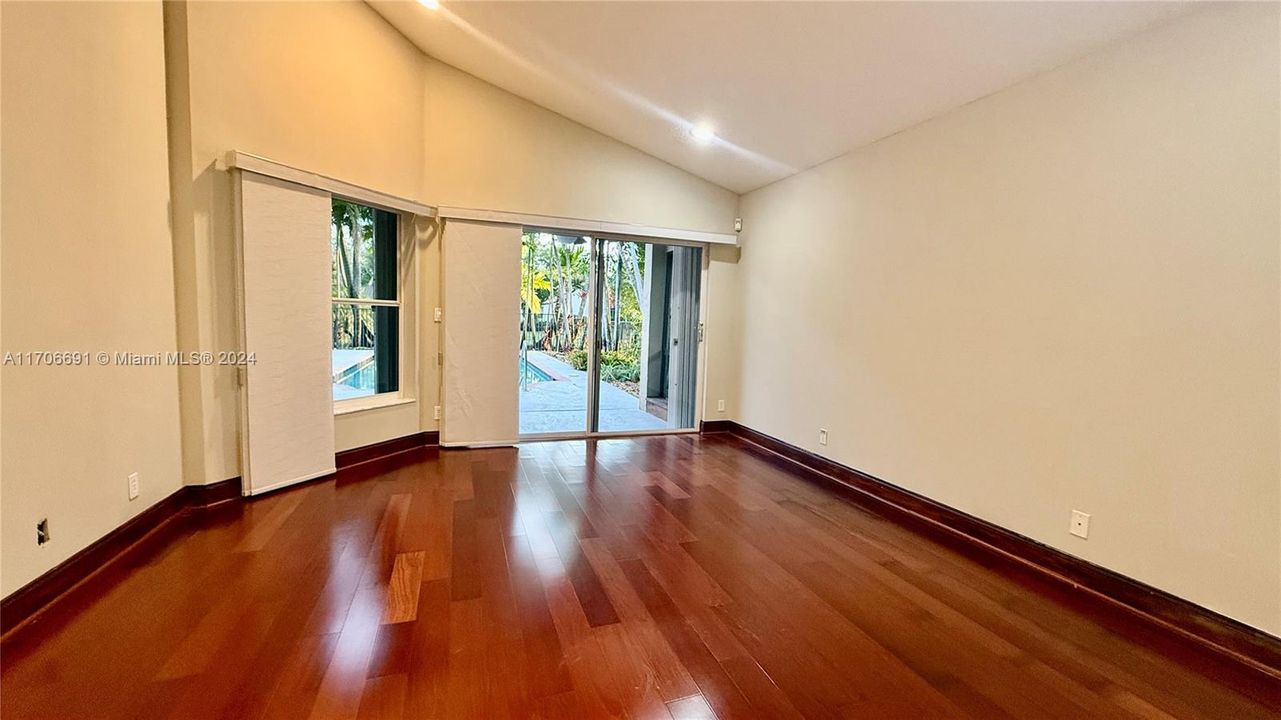 En Venta: $1,080,000 (5 camas, 3 baños, 2460 Pies cuadrados)