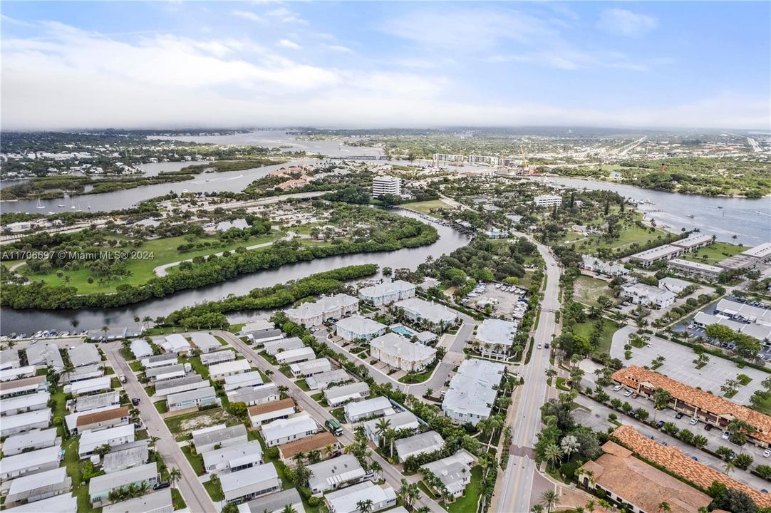 For Sale: $1,675,000 (3 beds, 2 baths, 2124 Square Feet)