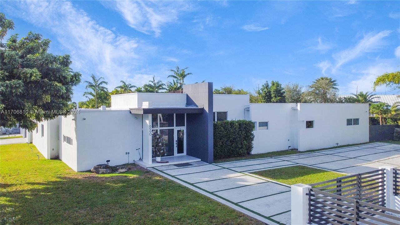 En Venta: $2,999,000 (4 camas, 3 baños, 2882 Pies cuadrados)