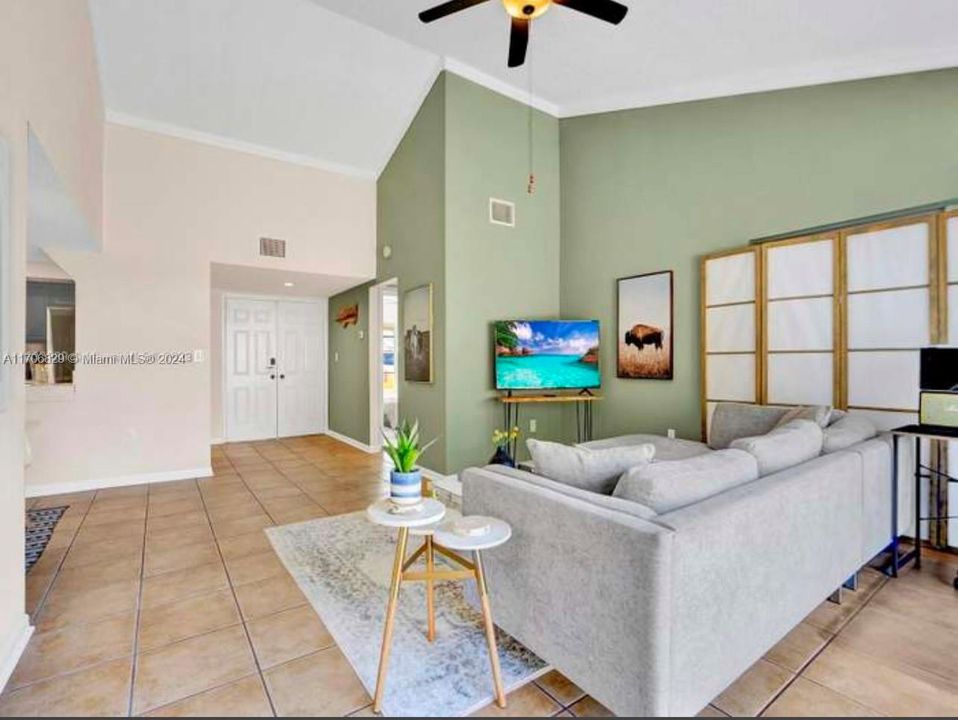 Active With Contract: $2,800 (2 beds, 2 baths, 1348 Square Feet)