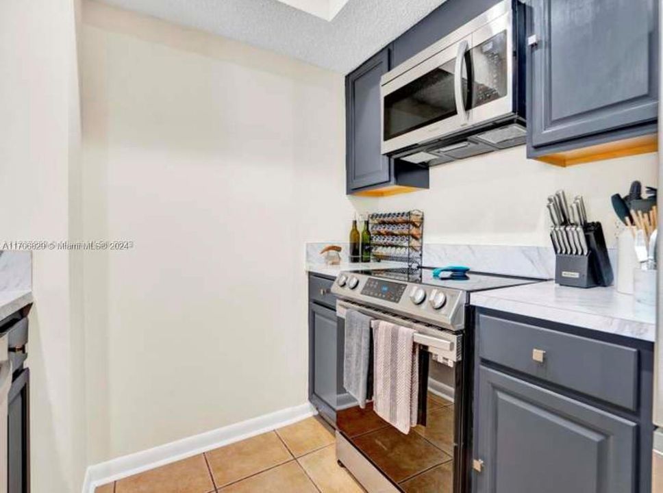 Active With Contract: $2,800 (2 beds, 2 baths, 1348 Square Feet)