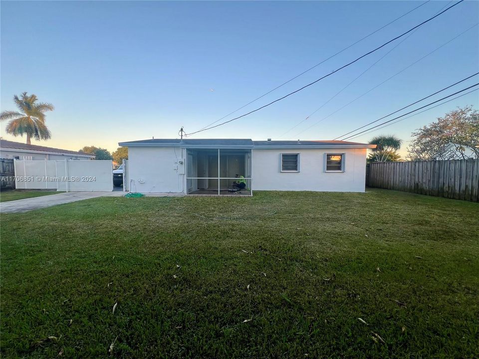 Active With Contract: $3,200 (3 beds, 1 baths, 1182 Square Feet)