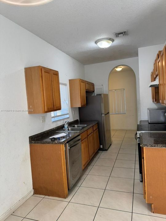 For Rent: $2,800 (3 beds, 2 baths, 5101 Square Feet)