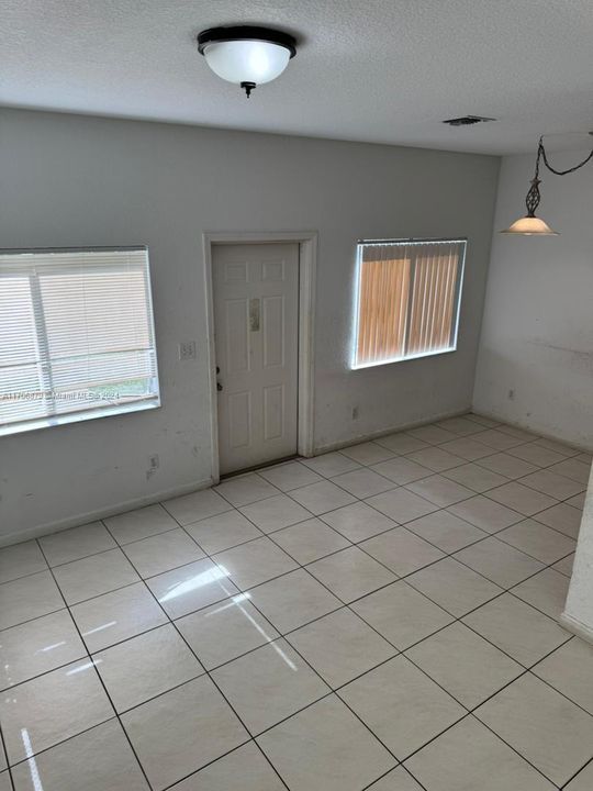 For Rent: $2,800 (3 beds, 2 baths, 5101 Square Feet)