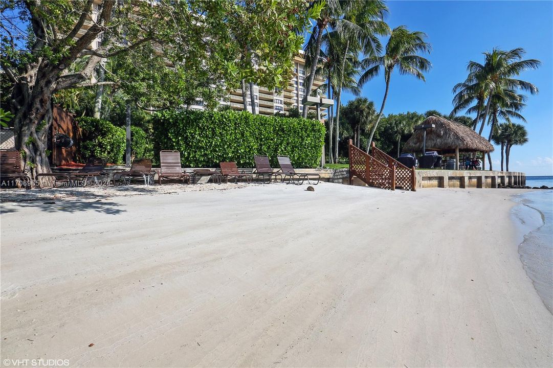 Recently Rented: $11,500 (3 beds, 2 baths, 2614 Square Feet)