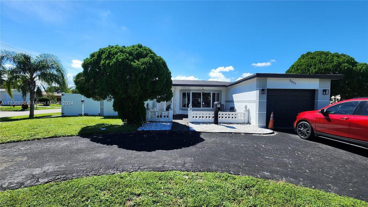 For Sale: $489,999 (3 beds, 2 baths, 1843 Square Feet)