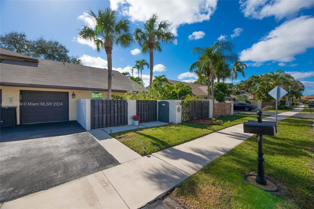 SINGLE GARAGE & DRIVEWAY PARKING