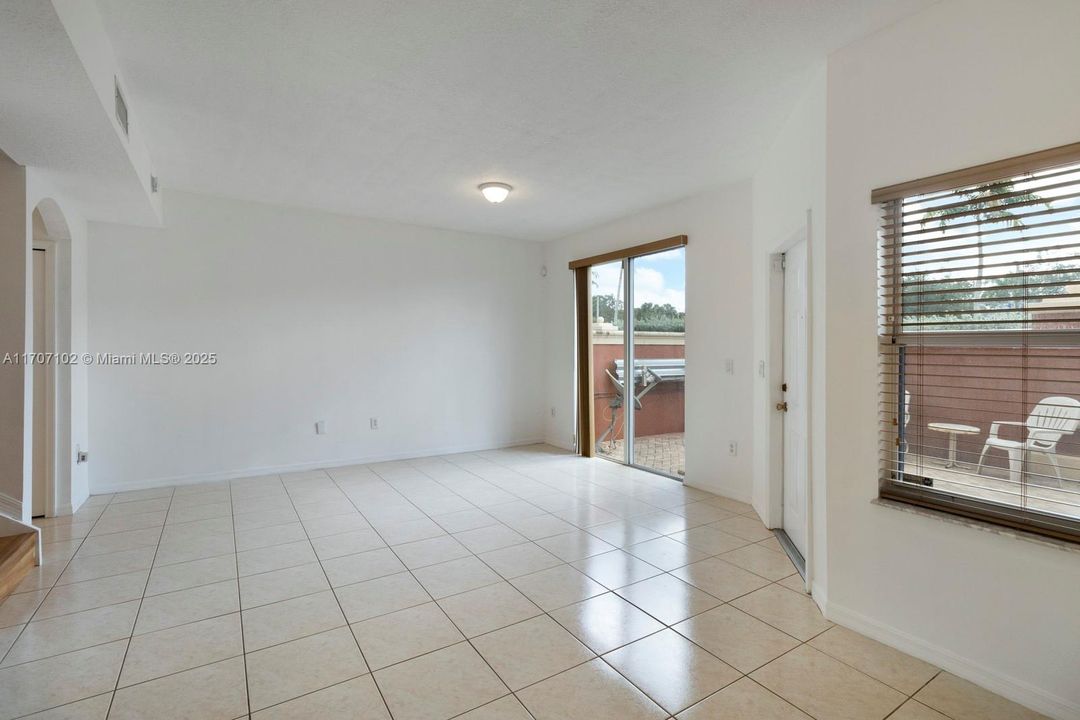 For Sale: $415,000 (2 beds, 2 baths, 980 Square Feet)