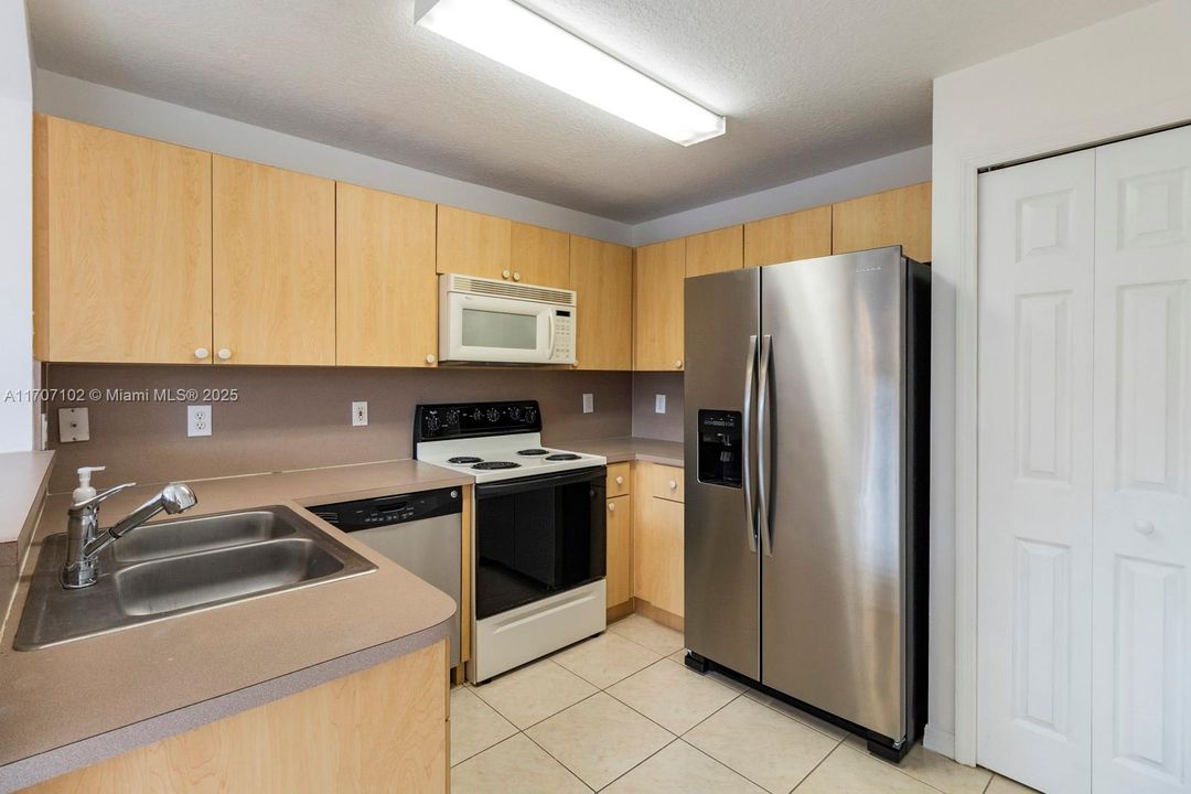 For Sale: $415,000 (2 beds, 2 baths, 980 Square Feet)