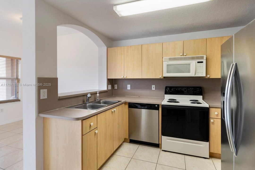 For Sale: $415,000 (2 beds, 2 baths, 980 Square Feet)