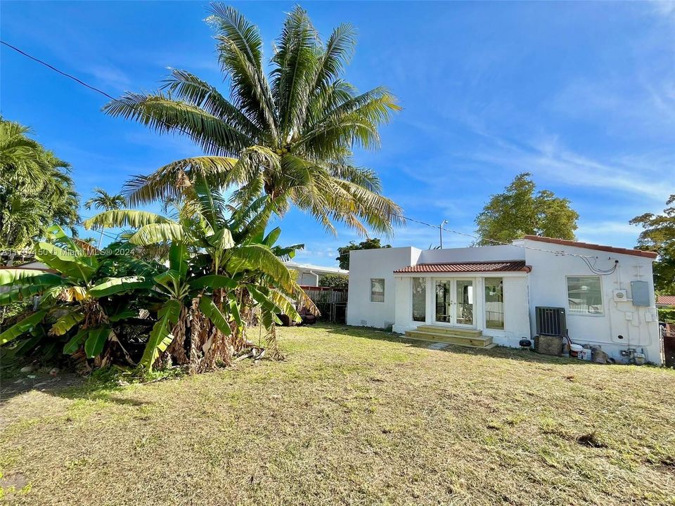 For Sale: $899,000 (3 beds, 2 baths, 1044 Square Feet)