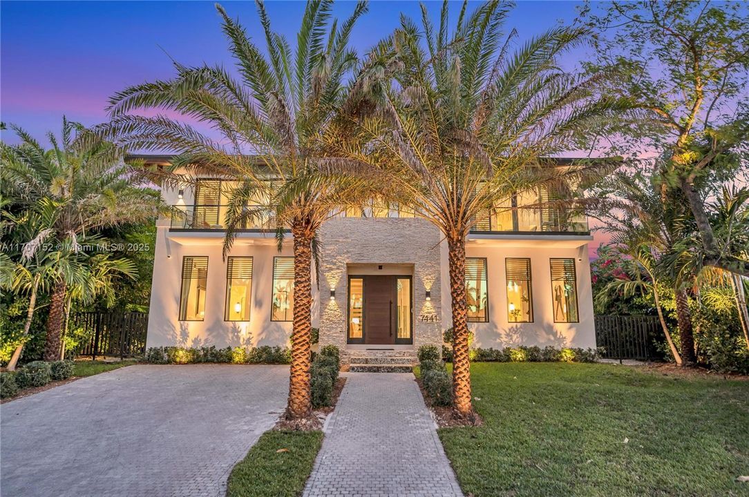 For Sale: $5,500,000 (5 beds, 5 baths, 4700 Square Feet)