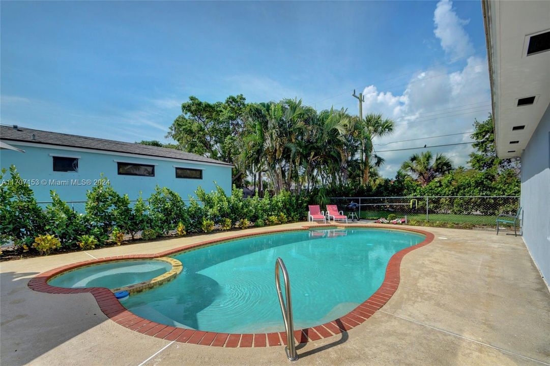 For Sale: $999,000 (4 beds, 2 baths, 2122 Square Feet)