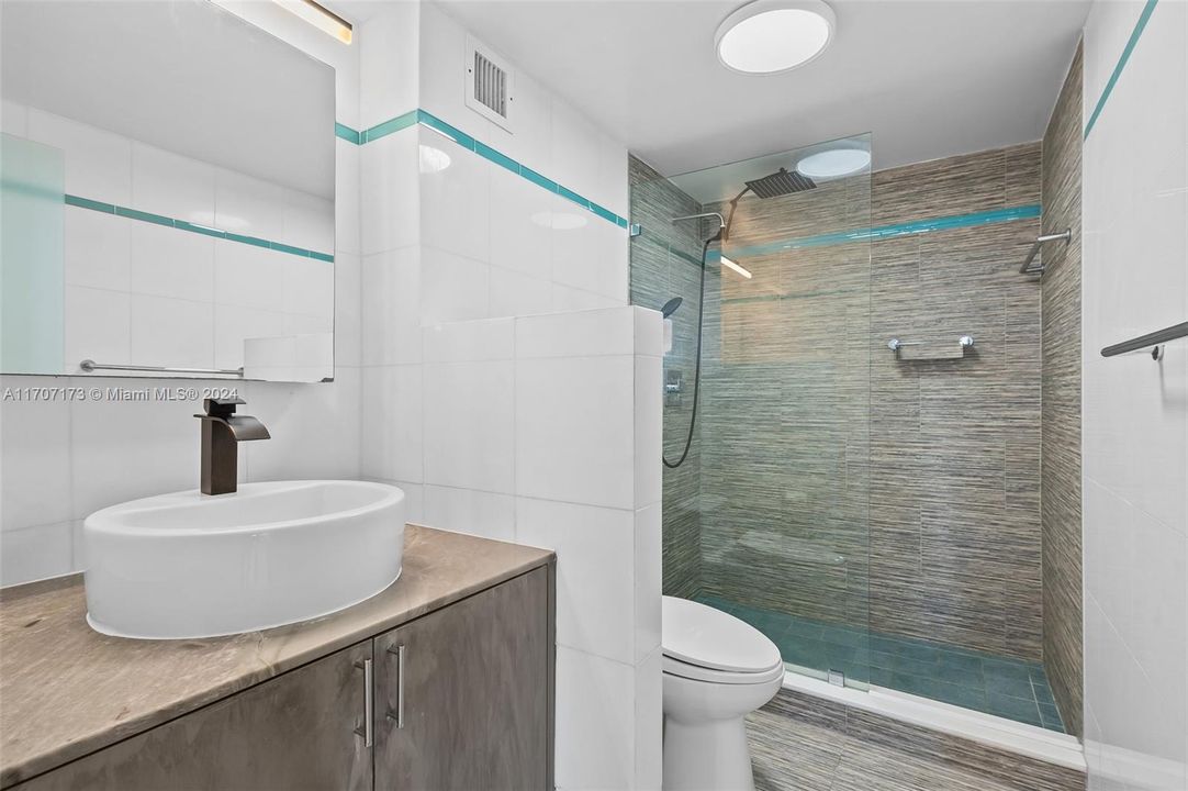 Full guest bath featuring stand alone shower