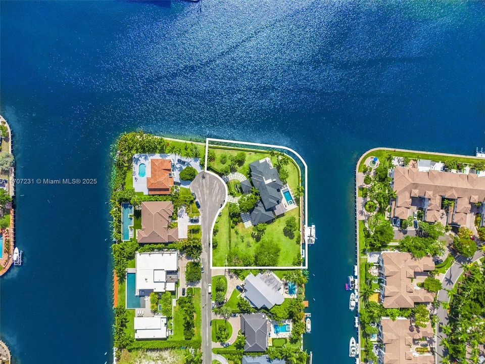 最近售出: $11,995,000 (7 贝兹, 9 浴室, 6996 平方英尺)