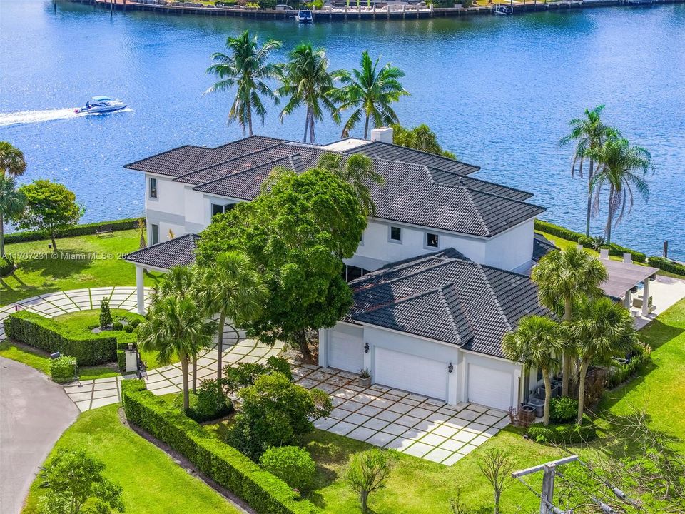 最近售出: $11,995,000 (7 贝兹, 9 浴室, 6996 平方英尺)