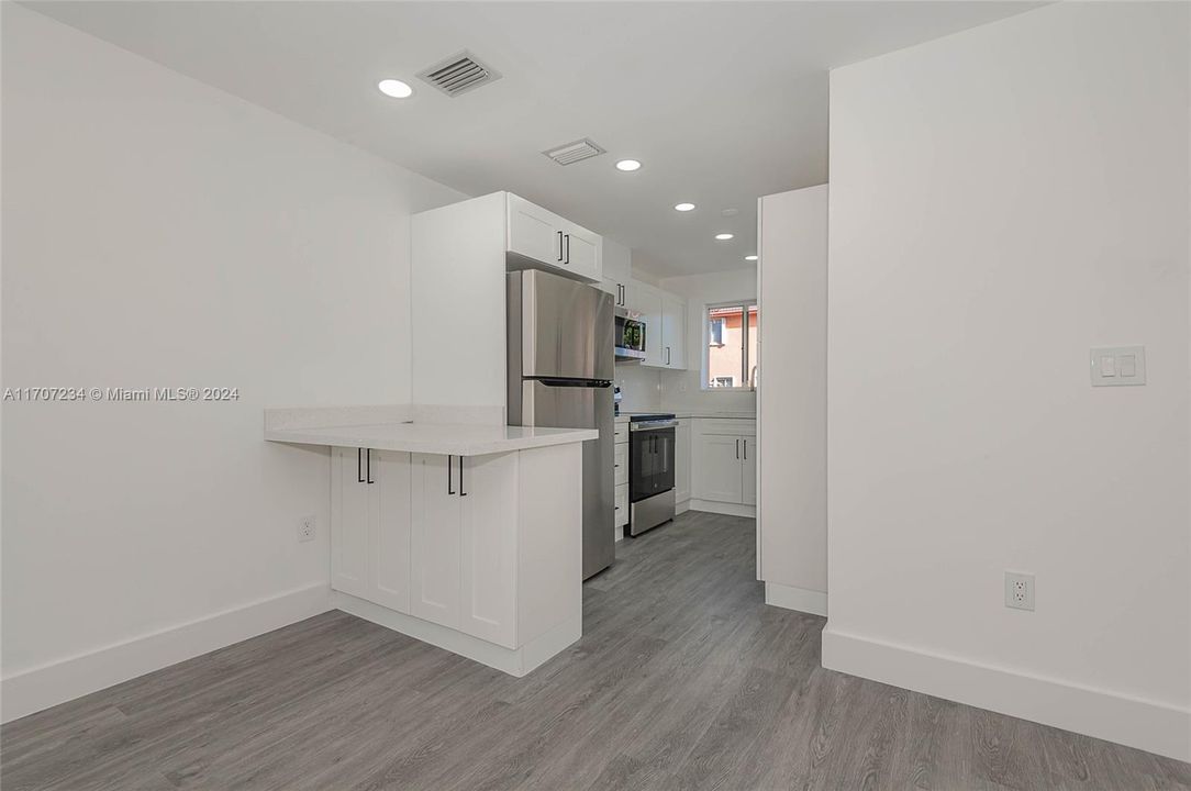 Active With Contract: $2,700 (2 beds, 2 baths, 1020 Square Feet)