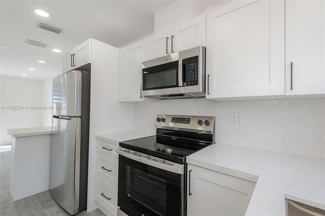 Active With Contract: $2,700 (2 beds, 2 baths, 1020 Square Feet)