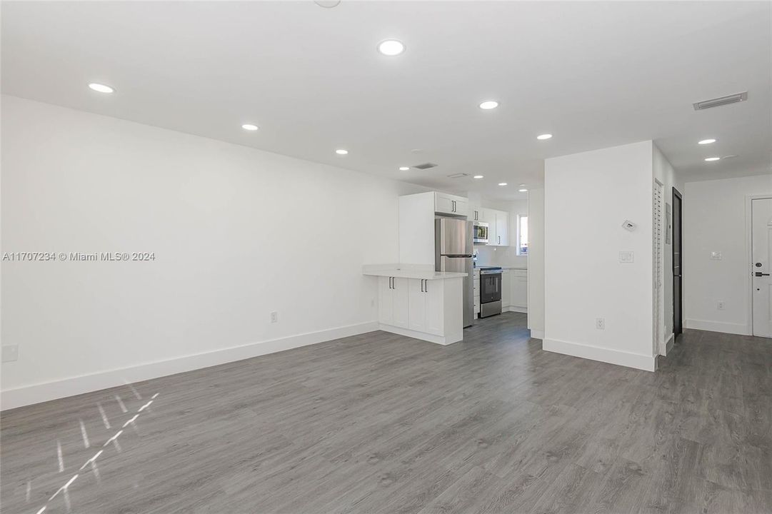 Active With Contract: $2,700 (2 beds, 2 baths, 1020 Square Feet)