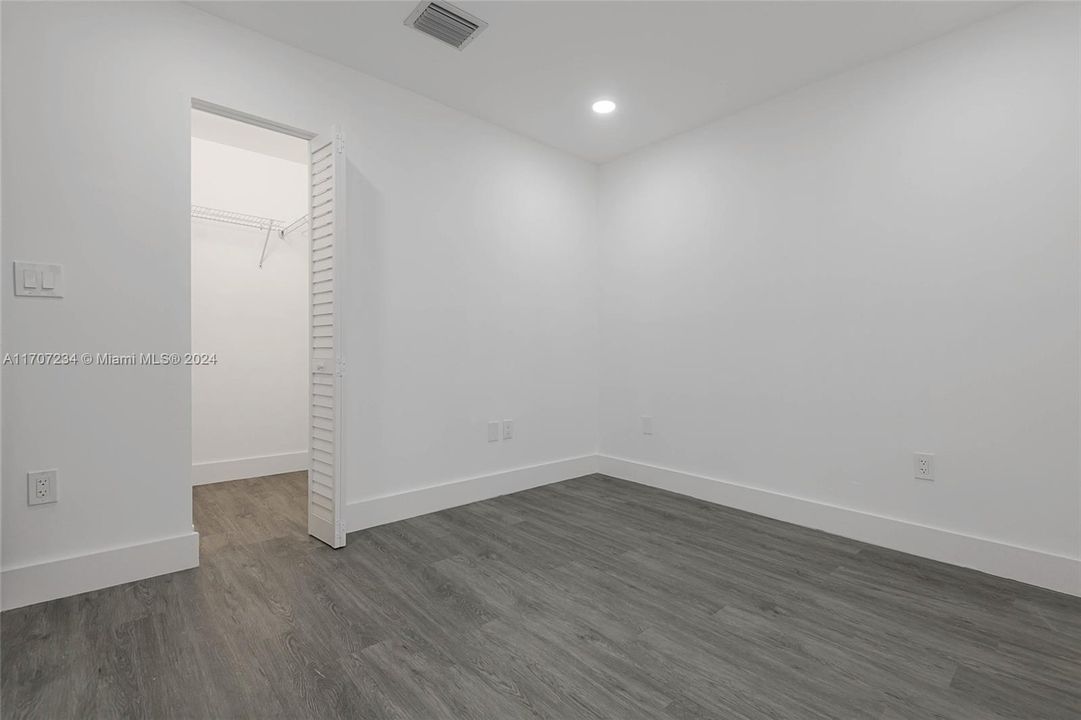 Active With Contract: $2,700 (2 beds, 2 baths, 1020 Square Feet)