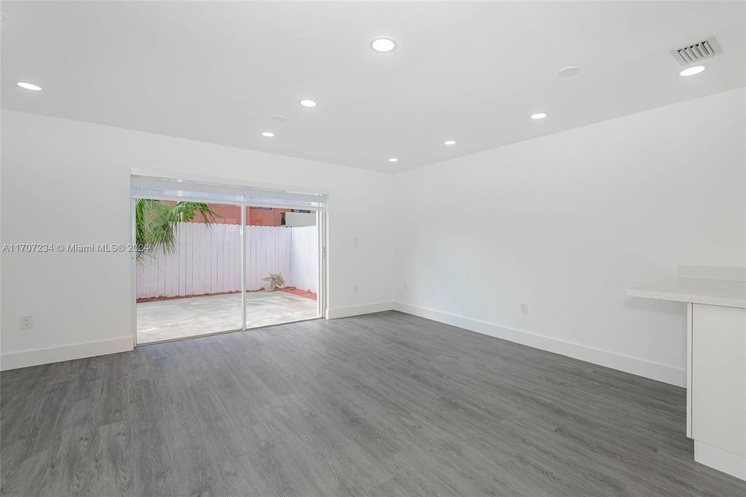 Active With Contract: $2,700 (2 beds, 2 baths, 1020 Square Feet)