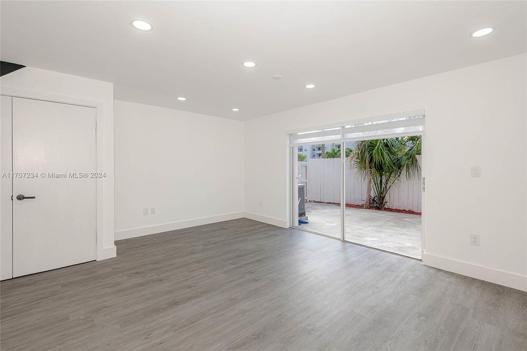 Active With Contract: $2,700 (2 beds, 2 baths, 1020 Square Feet)