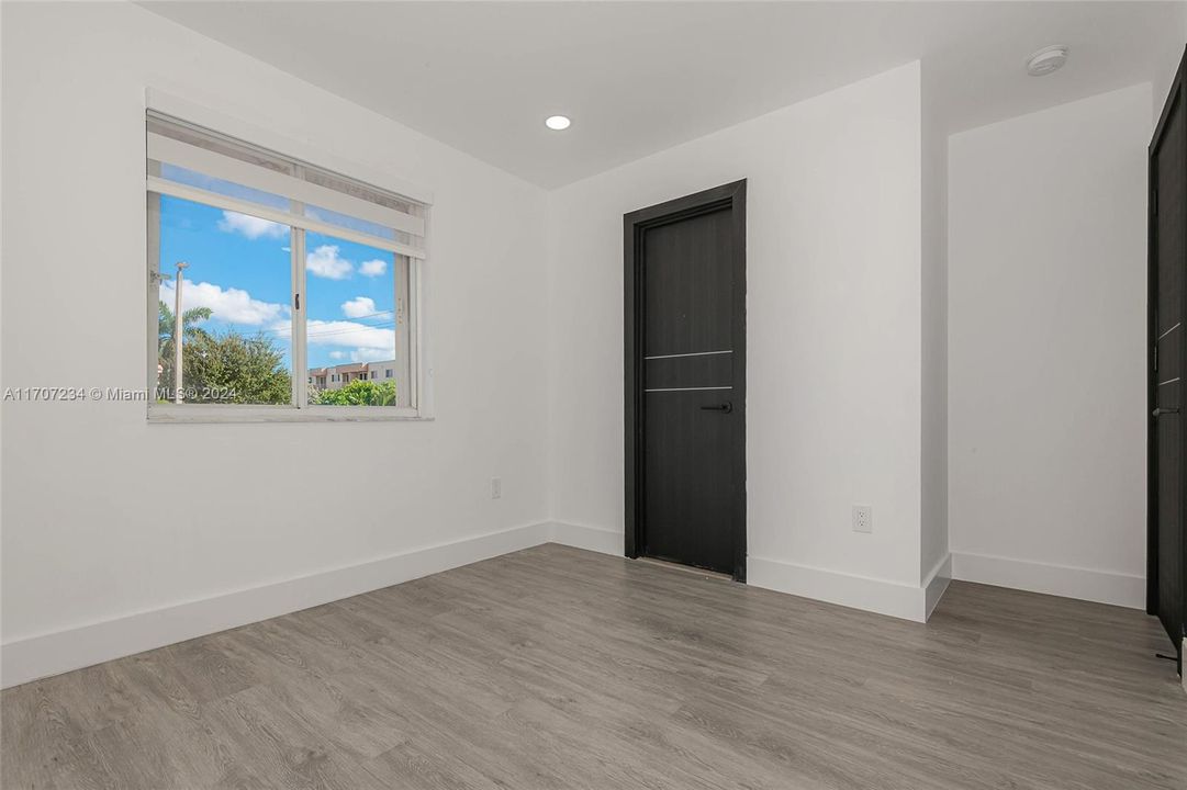 Active With Contract: $2,700 (2 beds, 2 baths, 1020 Square Feet)