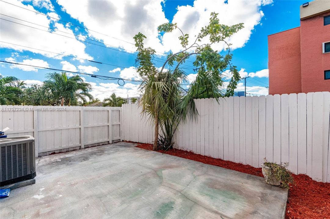 Active With Contract: $2,700 (2 beds, 2 baths, 1020 Square Feet)