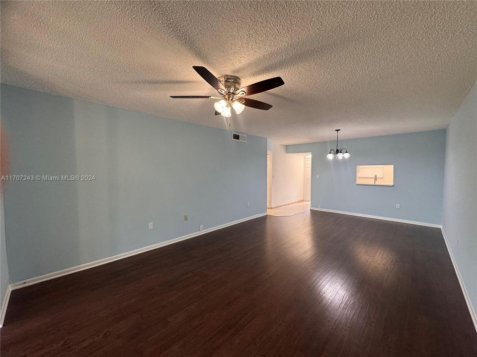 For Rent: $1,950 (2 beds, 2 baths, 1000 Square Feet)