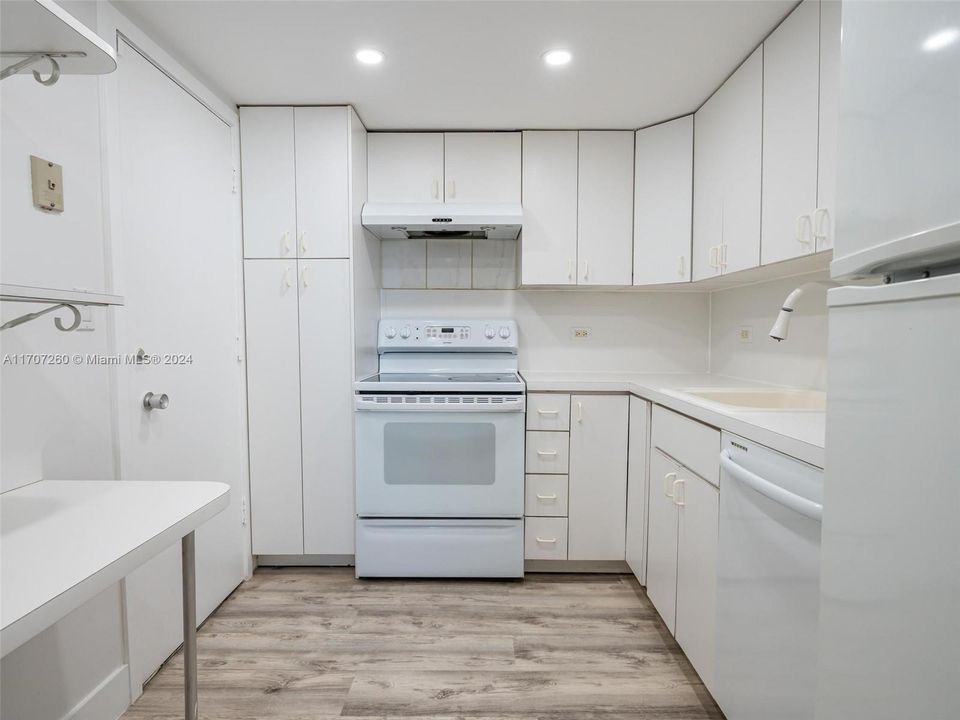 For Sale: $399,000 (2 beds, 1 baths, 964 Square Feet)