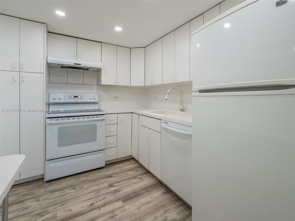 For Sale: $399,000 (2 beds, 1 baths, 964 Square Feet)