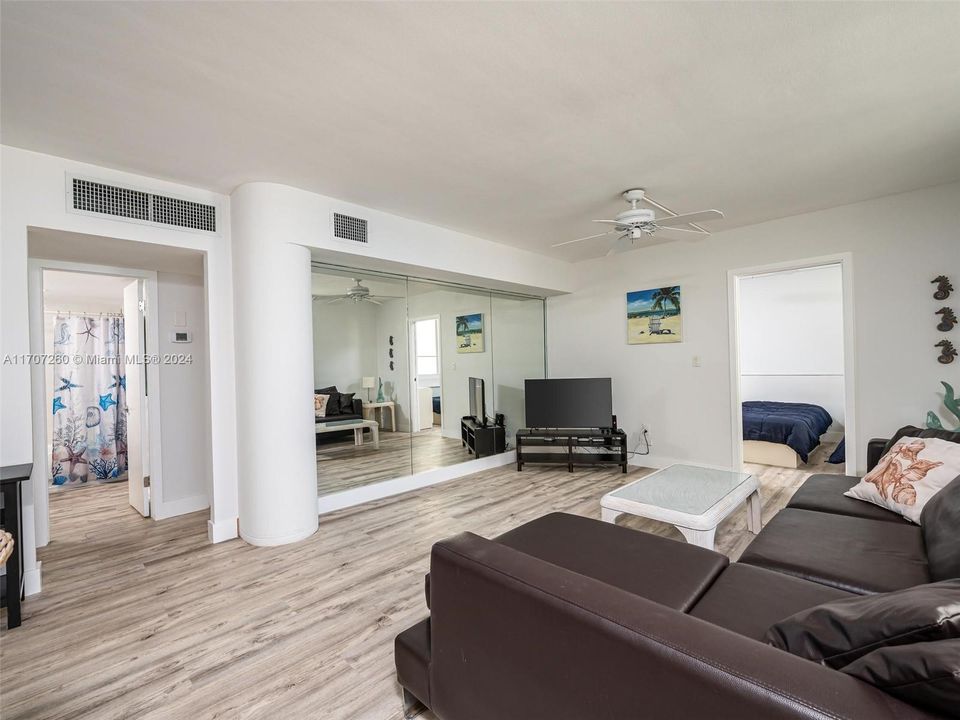 For Sale: $399,000 (2 beds, 1 baths, 964 Square Feet)