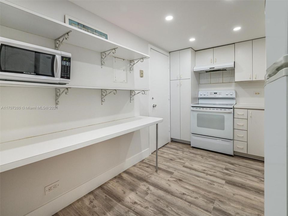 For Sale: $399,000 (2 beds, 1 baths, 964 Square Feet)