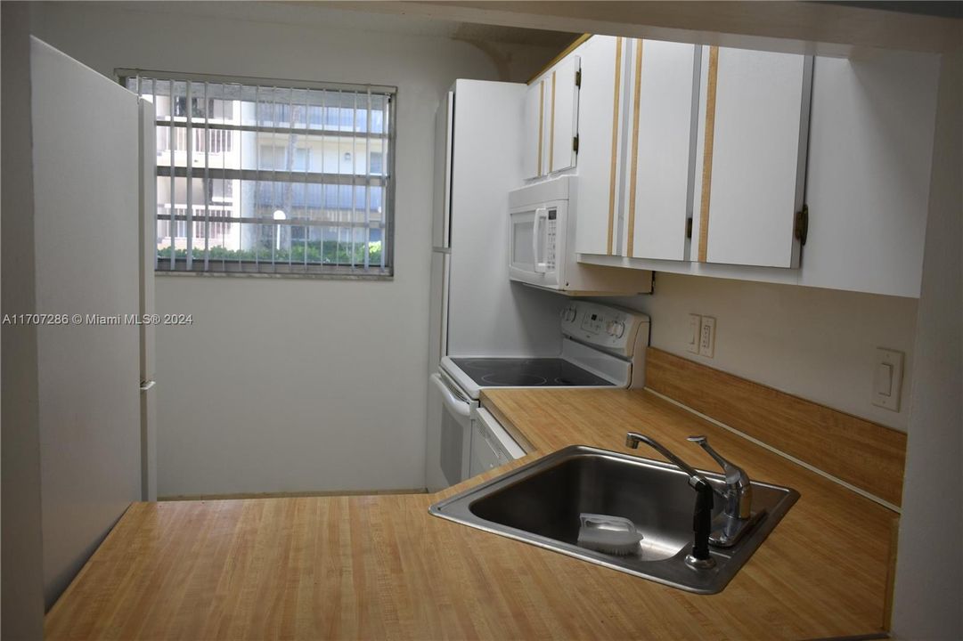 For Rent: $2,000 (2 beds, 2 baths, 952 Square Feet)