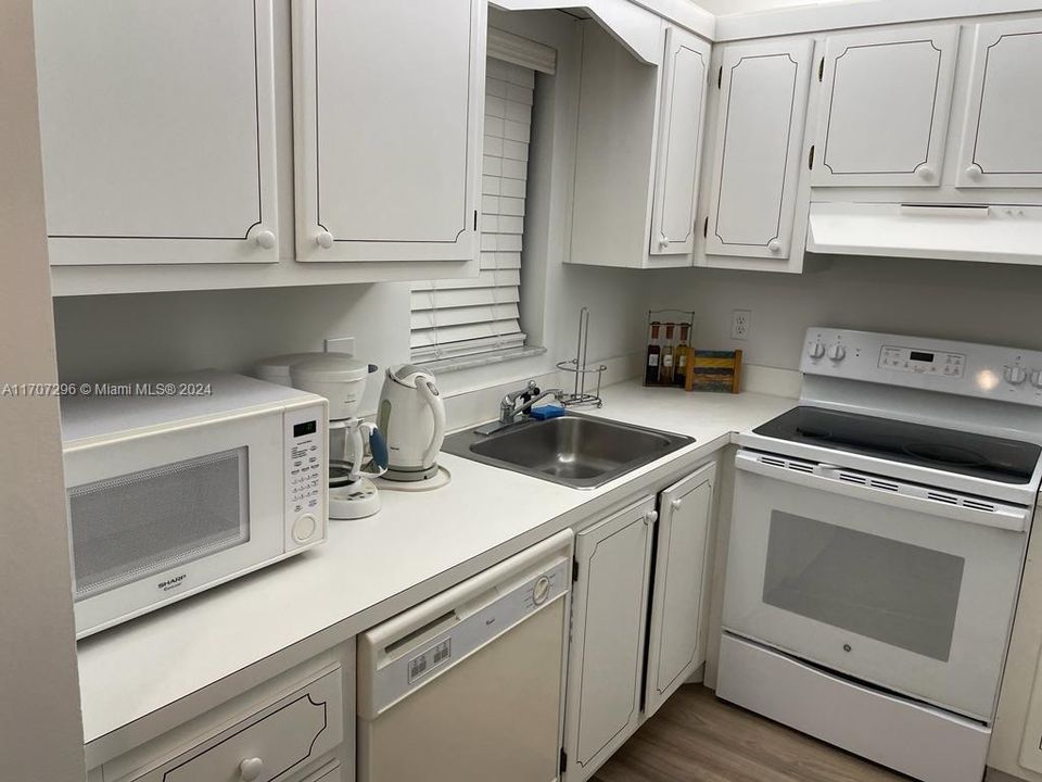 For Rent: $2,180 (2 beds, 2 baths, 900 Square Feet)