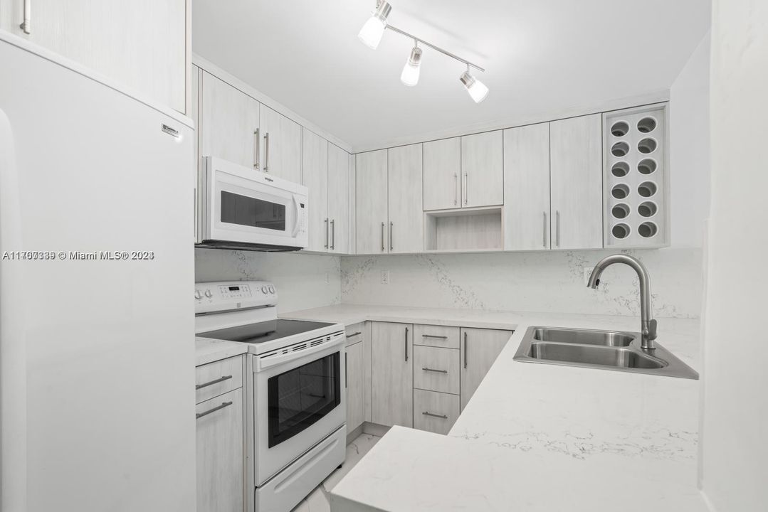 For Sale: $309,000 (2 beds, 2 baths, 900 Square Feet)