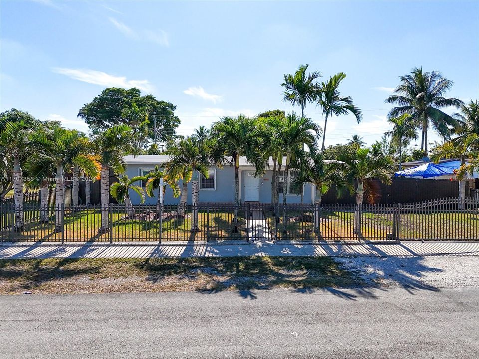 For Sale: $639,000 (3 beds, 2 baths, 918 Square Feet)