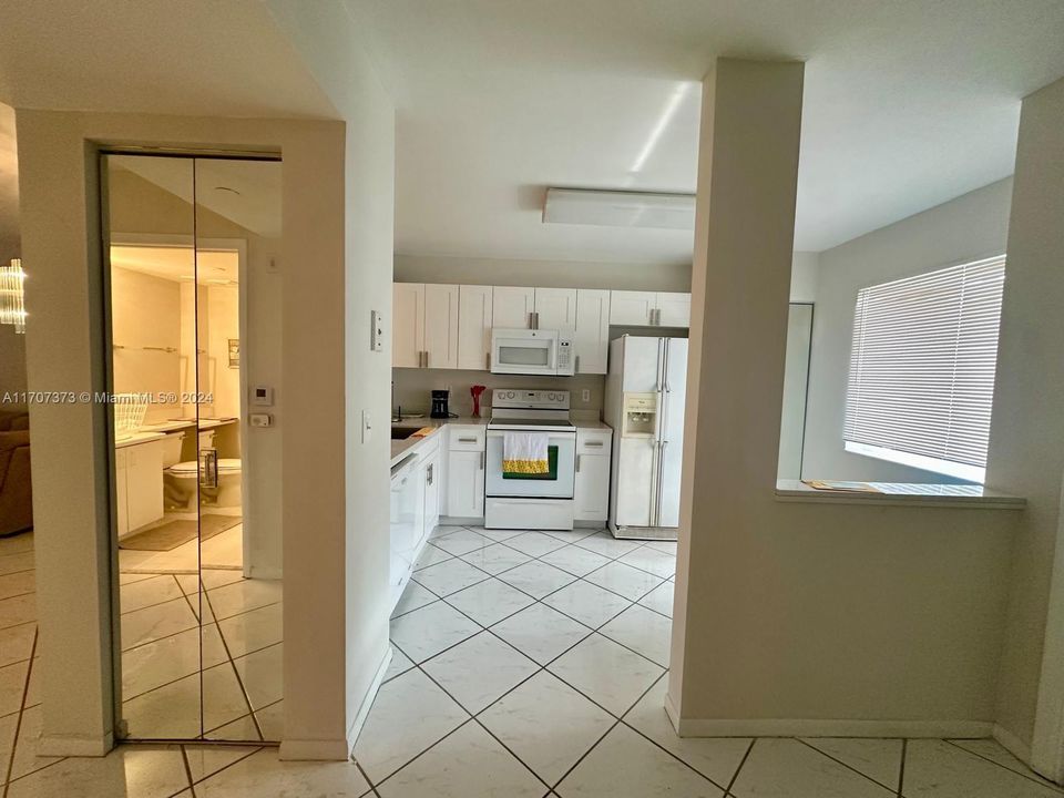 For Rent: $1,750 (2 beds, 1 baths, 981 Square Feet)