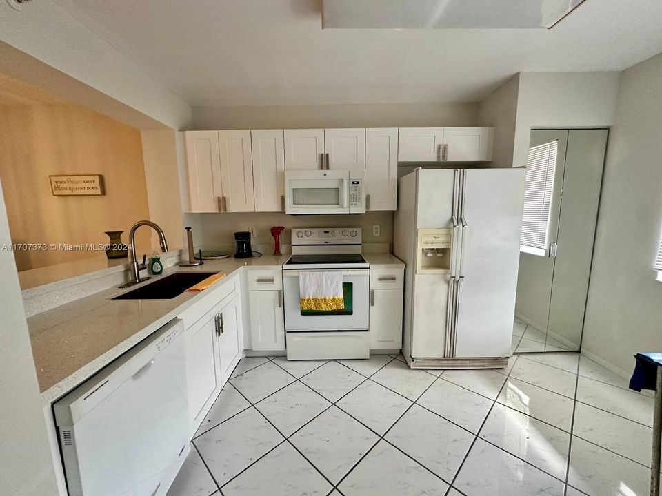 For Rent: $1,750 (2 beds, 1 baths, 981 Square Feet)